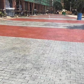 臨滄市 壓花地坪 彩色壓印地坪 彩色壓模地坪材料 藝術(shù)壓花地坪材料廠家批發(fā) 免費指導(dǎo)施工送貨到工地